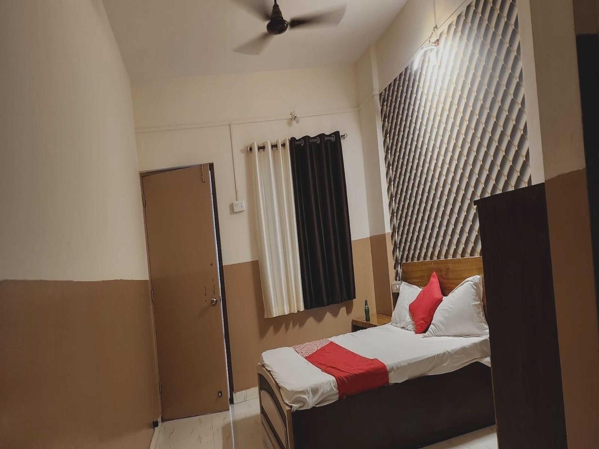 Hotel Royal Lodging Phursungi エクステリア 写真